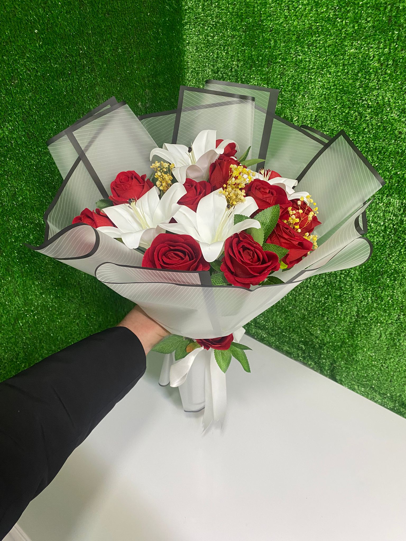 Kırmızı Gül & Beyaz Lilyum Zarif Aşk Buketi